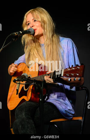 Nina Nesbitt joue à une séance de signature pour son album "Peroxide", à HMV, Oxford Street, dans le centre de Londres. APPUYEZ SUR ASSOCIATION photo. Date de la photo : vendredi 21 février 2014. Le crédit photo devrait se lire comme suit : Dominic Lipinski/PA Wire Banque D'Images