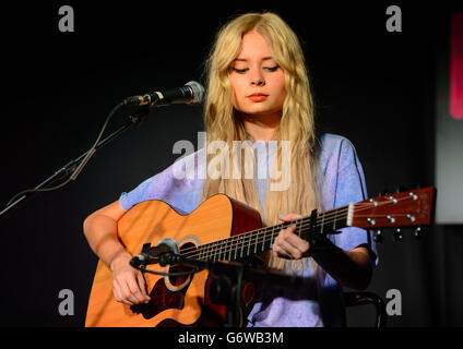 Nina Nesbitt joue à une séance de signature pour son album "Peroxide", à HMV, Oxford Street, dans le centre de Londres. APPUYEZ SUR ASSOCIATION photo. Date de la photo : vendredi 21 février 2014. Le crédit photo devrait se lire comme suit : Dominic Lipinski/PA Wire Banque D'Images