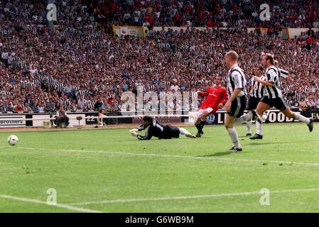 11 août 96. FA Charity Shield. Manchester United contre Newcastle United. Eric Cantona marque le premier objectif Banque D'Images