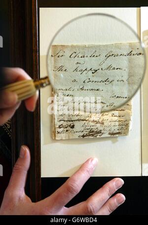 Helen Scott, bibliothécaire de la bibliothèque de la maison de Chawton, inspecte un manuscrit de Jane Austen de la fin du XVIIIe siècle au musée et centre d'étude d'Alton près de Winchester. La courte partie intitulée 'sir Charles Grandison' est exceptionnellement rare car personne ne sait ce qui est arrivé aux manuscrits d'Austen quand elle est décédée. Une théorie est que sa sœur Cassandra les a brûlés avec ses lettres privées. La pièce est une comédie de 20 minutes qui dramatise des scènes du roman « The History of Sir Charles Grandison » de Samuel Richardson, l'un des auteurs préférés d'Austen. Le papier était cher et les 52 pages sont Banque D'Images