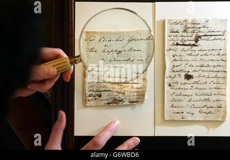 Helen Scott, bibliothécaire de la bibliothèque de la maison de Chawton, inspecte un manuscrit de Jane Austen de la fin du XVIIIe siècle au musée et centre d'étude d'Alton près de Winchester. La courte partie intitulée 'sir Charles Grandison' est exceptionnellement rare car personne ne sait ce qui est arrivé aux manuscrits d'Austen quand elle est décédée. Une théorie est que sa sœur Cassandra les a brûlés avec ses lettres privées. La pièce est une comédie de 20 minutes qui dramatise des scènes du roman « The History of Sir Charles Grandison » de Samuel Richardson, l'un des auteurs préférés d'Austen. Le papier était cher et les 52 pages sont Banque D'Images