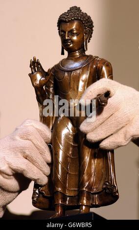 Une rare statue de Bouddha Sakyamuni du 7ème siècle, acquise conjointement par le British Museum et le Victoria and Albert Museum, exposée au V&A. Le Bouddha sera exposé dans la galerie de sculptures indiennes du V&A à partir du 25 mars pendant trois mois. Il sera ensuite exposé au British Museum, puis visité Birmingham, Bradford, Leicester et Exeter comme pièce maîtresse d'une exposition de prêt de sculpture bouddhiste indienne. Banque D'Images