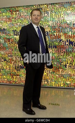 Charles Dunstone, PDG de Carphone Warehouse, pose pour les photographes lors du lancement du service téléphonique à domicile TalkTalk de Carphone Warehouse à l'« Hôpital » de Covent Garden à Londres. Banque D'Images