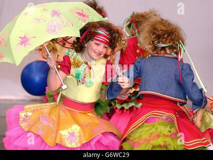 Les tenues pour enfants de Laura Susannah Price de Wrexham sont modelées à la semaine de la mode alternative au marché Old Spitalfields dans l'est de Londres.La collection est de bonbons couleur vêtements pour enfants.Plus de soixante jeunes designers ont été sélectionnés pour montrer leur travail à l'événement qui fournit un forum pour les diplômés du textile et de la mode pour présenter directement leur travail à la presse, au public et à l'industrie de la mode. Banque D'Images