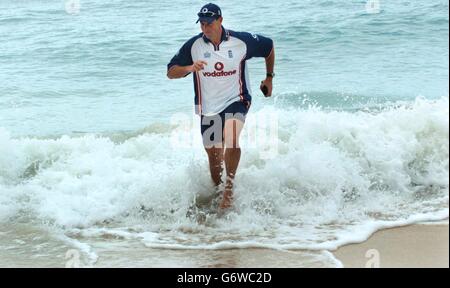 Le Cricketer d'Angleterre Marcus Trescothick longe la plage près de l'hôtel Team à St Lawrence Gap, Barbade. Trescothick sera le capitaine d'un XI de l'Angleterre contre la Barbade dans un match de 3 jours qui commence demain. Banque D'Images