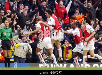 Thierry Henry d'Arsenal (au centre à gauche) célèbre avec ses coéquipiers après avoir obtenu le premier but contre Manchester United lors du match de Premiership à Highbury, Londres.Arsenal a attiré 1-1 avec Manchester United. Banque D'Images