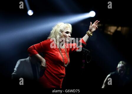 Blondie se produire sur scène lors des NME Awards 2014, à la Brixton Academy, Londres. Banque D'Images