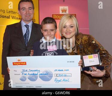 De gauche à droite ; Adam Crozier, patron du Royal Mail, Jack Smoothy, 10 ans, de Yate à Gloucestershire, et Fearne Cotton, présentateur de la CBBC, lors d'un photocall au Shakespeare's Globe Theatre, dans le centre de Londres. Jack a remporté un prix national dans la catégorie des réalisations spéciales du 27e concours du jeune écrivain de lettres de l'année du Royal Mail avec un thème de lettre pour dire « merci ». Banque D'Images