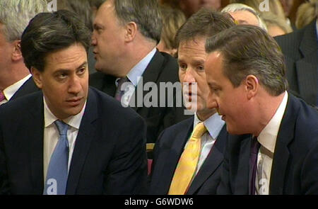 Capture vidéo (première rangée, de gauche à droite) du leader du Parti travailliste Ed Miliband, du vice-Premier ministre Nick Clegg et du Premier ministre David Cameron à l’écoute d’un discours de la chancelière allemande Angela Merkel à la Royal Gallery of the Lords à Londres. Banque D'Images