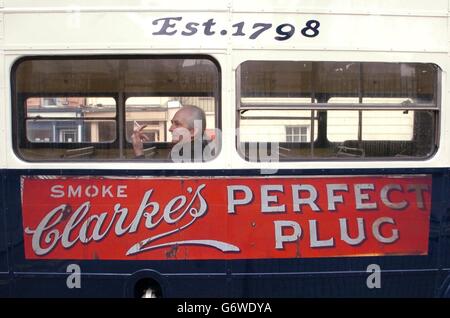 Le magicien irlandais Pat Fallon tient une cigarette dans un bus londonien spécialement personnalisé, qui sera utilisé comme espace fumeurs par le pub Johnnie Foxe's, à Dublin, en Irlande.L'interdiction de fumer qui est entrée en vigueur en Irlande aujourd'hui aura un impact énorme sur la santé et la vie de milliers de personnes dans tout le pays, a déclaré le ministre de la Santé, Micheal Martin. Banque D'Images