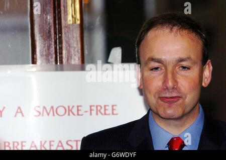 Le ministre irlandais de la Santé et de l'enfance, Micheal Martin, s'est exprimé devant les médias lors d'un petit-déjeuner à Bewleys Cafe, à Dublin, en Irlande.L'interdiction de fumer qui est entrée en vigueur en Irlande aujourd'hui aura un impact énorme sur la santé et la vie de milliers de personnes dans tout le pays, a déclaré le ministre de la Santé, Micheal Martin.04/09/04: Micheal Martin recevra un prix des meilleurs spécialistes pulmonaires d'Europe en reconnaissance de sa part dans l'interdiction du tabagisme en milieu de travail. Banque D'Images