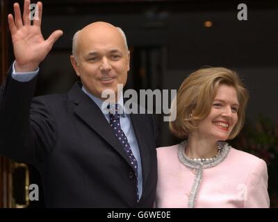 L'ancien chef conservateur Iain Duncan Smith pose avec sa femme Betsy après avoir fait une déclaration au sujet du rapport sur l'affaire Betsygate. Banque D'Images