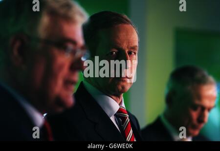 (Gauche - droite) Tanaiste Eamon Gilmore, Taoiseach Enda Kenny et le ministre de l'emploi, de l'entreprise et de l'innovation, Richard Bruton lors du lancement du Plan d'action pour l'emploi 2014, à Wayra Ireland, Sir John Rogerson's Quay, Dublin. Banque D'Images