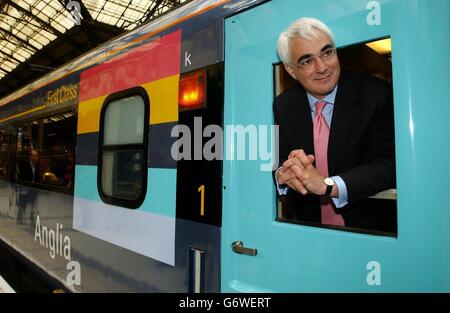 Le ministre des Transports, Alistair Darling, s'appuie sur un carrosse de première classe sur le nouveau train Raewald qu'il a officiellement dévoilé à la gare de Liverpool Street, à Londres. Le train fait partie d'une nouvelle franchise combinant les anciennes routes Anglia, Great Eastern et West Anglia, y compris Stansted Express, et fournit des services depuis la gare de Liverpool Street à Londres jusqu'à Hertford, Cambridge, Peterborough, Southend et dans tout l'Essex, ainsi qu'à Norwich et aux stations balnéaires de la côte est. Banque D'Images