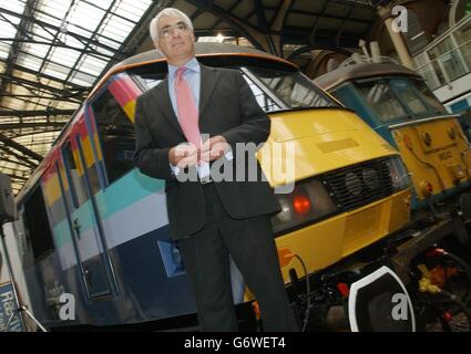 Le ministre des Transports Alistair Darling se trouve devant le nouveau train Raewald, qu'il a officiellement dévoilé à la gare de Liverpool Street, à Londres.Le train fait partie d'une nouvelle franchise combinant les anciennes routes Anglia, Great Eastern et West Anglia, y compris Stansted Express, et fournit des services depuis la gare de Liverpool Street à Londres jusqu'à Hertford, Cambridge, Peterborough, Southend et dans tout l'Essex, ainsi qu'à Norwich et aux stations balnéaires de la côte est.Voir PA Story RAIL Anglia.Photo PA: Fiona Hanson.15/07/2004 le gouvernement était le jeudi 15 juillet 2004, signalant tout changement de chemin de fer Banque D'Images