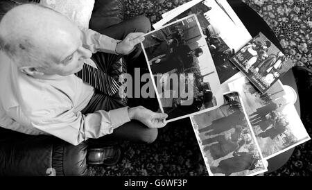 Alan Cummings, ancien secrétaire du NUM Lodge de 66 ans, regarde les photos de la grève des mineurs comme à la mine de charbon d'Easington, comté de Durham, les mineurs qui ont cassé la grève et 'cabane' peuvent encore s'attendre à être blanchis dans la rue, 30 ans plus tard, a-t-il expliqué : « les gens ont de longs souvenirs » Banque D'Images