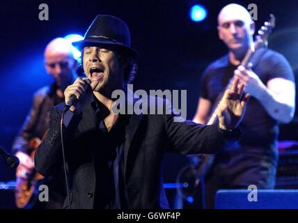 Le chanteur Jay Kay de Jamiroquai se produit en direct sur scène pendant une soirée avec Jools Holland, dans le cadre de la semaine de collecte de fonds « l'OMS et les amis » de concerts, à l'aide du Teenage cancer Trust, au Royal Albert Hall de Londres. Banque D'Images