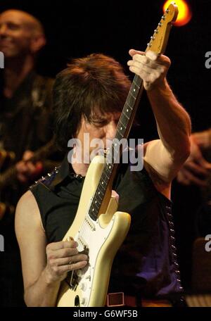 Jeff Beck se produit en direct sur scène pendant une soirée avec Jools Holland, dans le cadre de la semaine de collecte de fonds « The Who and Friends » de concerts, à l'aide du Teenage cancer Trust, au Royal Albert Hall de Londres. Banque D'Images