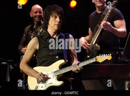 Jeff Beck se produit en direct sur scène pendant une soirée avec Jools Holland, dans le cadre de la semaine de collecte de fonds « The Who and Friends » de concerts, à l'aide du Teenage cancer Trust, au Royal Albert Hall de Londres. Banque D'Images