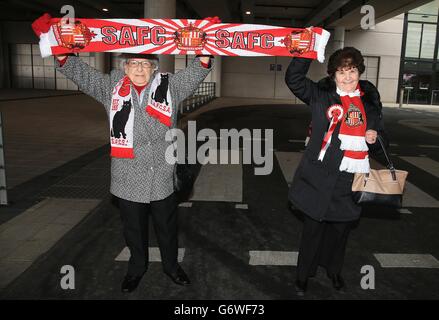 Nora Alison, fan de Sunderland (à gauche) et Brenda Robinson (à droite) arrivent au stade Wembley, avant le début du match Banque D'Images