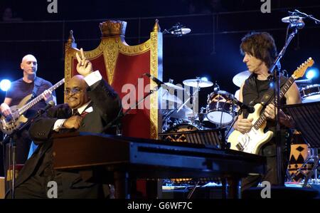 Solomon Burke (à gauche) et Jeff Beck se sont présentés en direct sur scène pendant une soirée avec Jools Holland, dans le cadre de la semaine de collecte de fonds « l'OMS et les amis » de concerts à l'aide du Teenage cancer Trust, au Royal Albert Hall de Londres. Banque D'Images