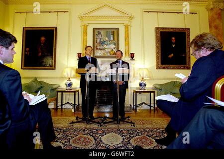 Le Premier ministre britannique Tony Blair (à gauche) et le ministre de l'intérieur David Blunkett lors d'une conférence de presse au n° 10 Downing Street. Downing Street a révélé hier que le premier ministre doit présider régulièrement des réunions de haut niveau visant à assurer le respect des contrôles en matière d'immigration. Banque D'Images