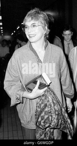 Shirley MacLaine arrive à Heathrow. Banque D'Images