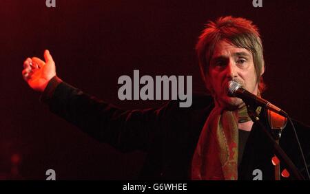 Paul Weller joue sur scène lors du concert hommage de Ronnie Lane au Royal Albert Hall, dans le centre de Londres. Banque D'Images