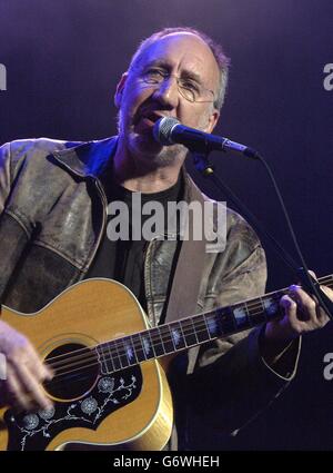 Pete Townshend se produit sur la scène lors du concert hommage de Ronnie Lane au Royal Albert Hall dans le centre de Londres. Banque D'Images