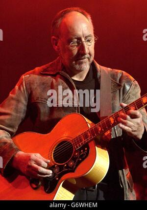 Pete Townshend se produit sur la scène lors du concert hommage de Ronnie Lane au Royal Albert Hall dans le centre de Londres. Banque D'Images