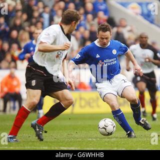 Paul Dickov de Leicester City passe devant Carlos Bocanegra de Fulham (à gauche) lors du match Barclaycard Premiership au Walker's Stadium, Leicester. Banque D'Images