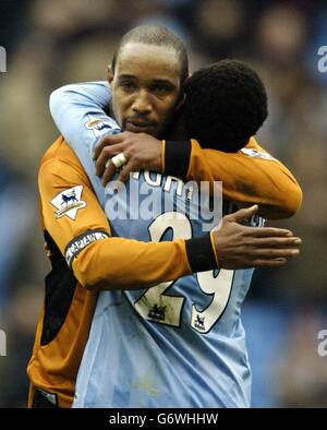 Paul Ince, capitaine de Wolverhampton Wanderers, montre sa déjection alors qu'il épouse le Shaun Wright-Phillips de Manchester City qui a marqué le but de l'égaliseur de dernière minute lors du match Barclaycard Premiership au City of Manchester Stadium, Manchester en 3-3. Banque D'Images