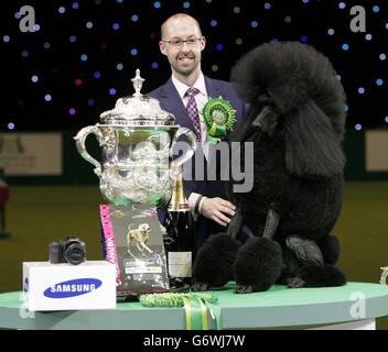 Ricky, âgé de deux ans, en compagnie de son maître Jason Lynn, après avoir remporté le prix du plus prestigieux salon canin au monde après avoir été jugé le meilleur spectacle de cette année au Crufts au NEC de Birmingham. Banque D'Images