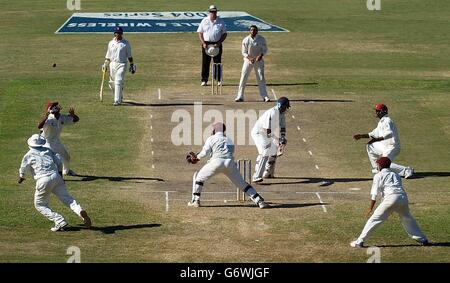 Le batteur d'Angleterre Nasser Hussain libère les proches de terrain sur son chemin à marquer 56 courses contre les Windies, au cours de la dernière journée du 4ème Test au terrain de loisirs, St. John's, Antigua. Banque D'Images