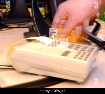 Une transaction par carte de crédit. Selon un rapport, les consommateurs continuent de trouver les cartes de crédit « irrésistibles », l'encours de la dette ayant augmenté de 62 % au cours des quatre dernières années. 03/05/2004 les Britanniques ont l'air d'augmenter leurs dépenses de carte de crédit de près d'un tiers après avoir réduit l'utilisation du plastique dans les mois suivant Noël, une étude a réclamé lundi, mai 3, 2004. Selon Morgan Stanley, les gens s'attendent à dépenser 998 sur leurs cartes au cours des trois mois de juin, soit 32 % de plus qu'au cours du premier trimestre de l'année. 15/07/2004 fraude à l'étranger commise sur les cartes de crédit et de débit du Royaume-Uni Banque D'Images