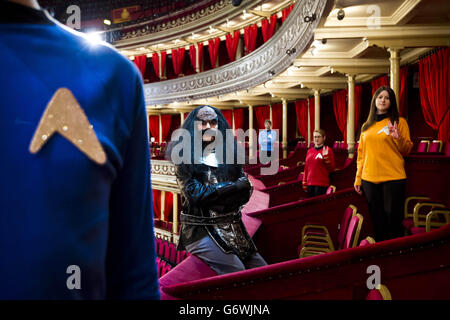 Des fans habillés d'officiers Starfleet de Klingons se tiennent à l'intérieur du Royal Albert Hall de Londres pour célébrer la première britannique de Star Trek et Star Trek dans Darkness - Live In concert, qui sera projeté du 29 au 31 mai 2014. Banque D'Images