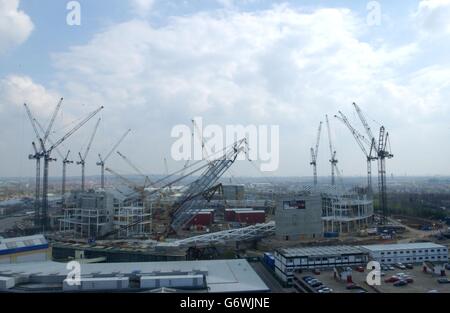 Le nouveau stade Wembley, qui est actuellement cinq semaines avant la fin prévue pour mars 2006 . Banque D'Images