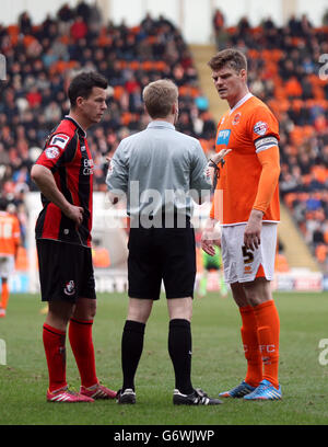 Football - Championnat Sky Bet - Blackpool / AFC Bournemouth - Bloomfield Road.L'arbitre Gavin Ward parle avec Gary MacKenzie de Blackpool (à droite) et Ian Harte de Bournemouth (à gauche) Banque D'Images