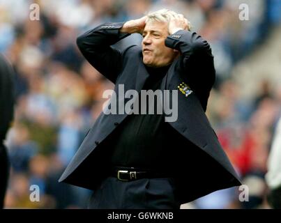 Kevin Keegan, directeur de la ville de Manchester, tient sa tête dans la frustration lors de leur match Barclaycard Premiership contre Southampton au stade de la ville de Manchester, Manchester, le samedi 17 avril 2004. Banque D'Images