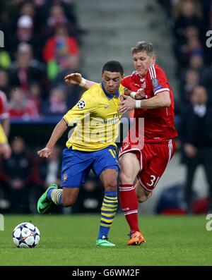 Football - UEFA Champions League - Round de 16 - second Leg - Bayern Munich / Arsenal - Allianz Arena.Bayern Munich Bastian Schweinsteiger (à droite) et Alex Oxlade-Chamberlain d'Arsenal (à gauche) se battent pour le ballon Banque D'Images