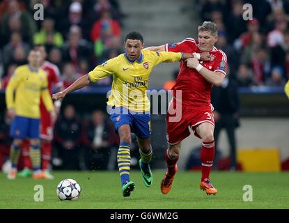 Bayern Munich Bastian Schweinsteiger (à droite) et Alex Oxlade-Chamberlain d'Arsenal (à gauche) se battent pour le ballon Banque D'Images