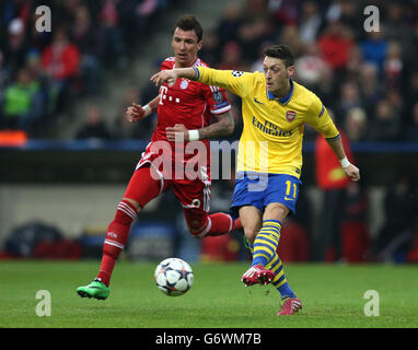 Football - UEFA Champions League - Round de 16 - second Leg - Bayern Munich / Arsenal - Allianz Arena.Mesut Ozil d'Arsenal en action Banque D'Images