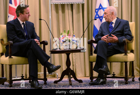 Le Premier ministre David Cameron (à gauche) rencontre le président israélien Shimon Peres à sa résidence officielle à Jérusalem le premier d'un voyage de deux jours en Israël. Banque D'Images