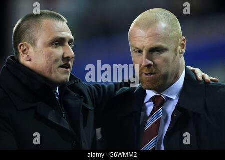 Lee Clarke, directeur de la ville de Birmingham, discute avec Sean Dyche, directeur de Burnley, avant le match du championnat Sky Bet à St Andrews, Birmingham. Banque D'Images