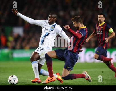 Gerard Pique de Barcelone s'attaque à la Yaya Toure de Manchester City Banque D'Images