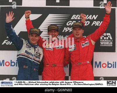 25 août 96, Michael Schumacher fête avec Jacques Villeneuve et Mika Hakkinen après avoir remporté le Grand Prix de Belgique Banque D'Images