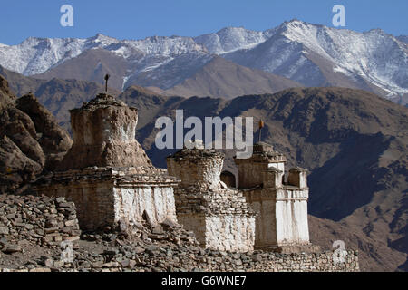 Trois stupas en montagnes de l'Himalaya au Ladakh, Inde. Banque D'Images