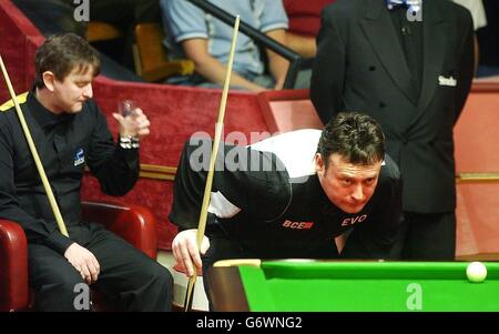 Jimmy White en action contre Barry pinches (à gauche) lors du premier match du championnat du monde de l'ambassade au Crucible Theatre, Sheffield. Banque D'Images