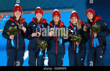 Great Britain Ladies Curlers (de gauche à droite) Lauren Gray, Claire Hamilton, Vicki Adams, Anna Sloan et skip Eve Muirhead après avoir reçu leurs médailles de bronze. Banque D'Images