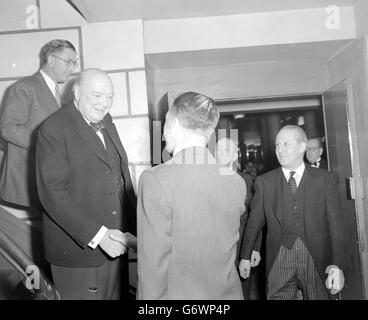 Le Premier ministre Winston Churchill est reçu par le Président, M. W. A. Hawkins (de Bristol) lors du déjeuner de l'Association de la presse à l'Hôtel Savoy, Strand, Londres. Le déjeuner, au cours duquel M. Churchill était invité d'honneur, a eu lieu à l'occasion de la 84e assemblée générale annuelle de P. A. Banque D'Images